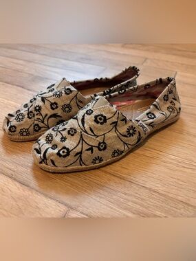 TOMS Classic Slip On Flats Women’s 6 Tan Black Floral Canvas Espadrille Shoes